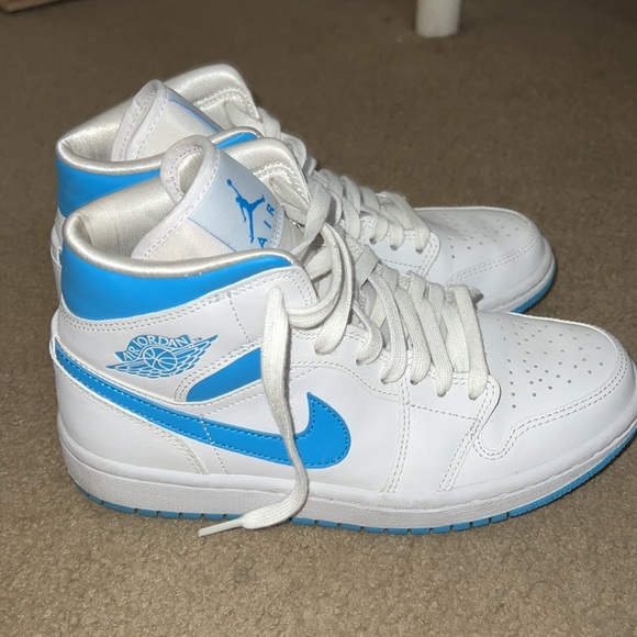 Jordan 1 Mid UNC size 7 in Womens - Picture 3 of 4